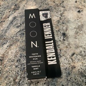 Kendall Jenner Moon Teeth Whitening Pen Vanilla Mint .09 Oz / 2.65 ml.